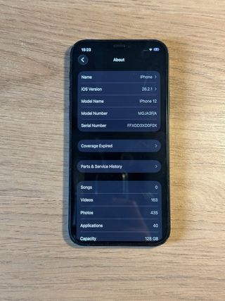 iPhone 12 con cargador y funda