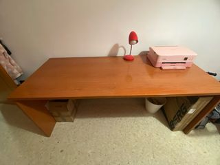 Escritorio de madera.