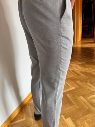 Pantalones grises camisa blanca y azul?