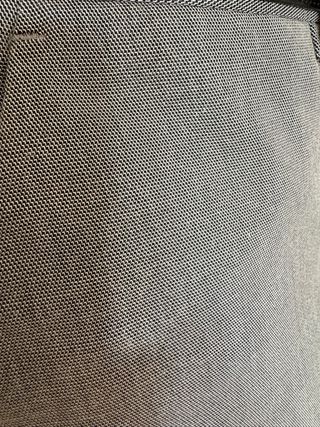 Pantalones grises camisa blanca y azul?