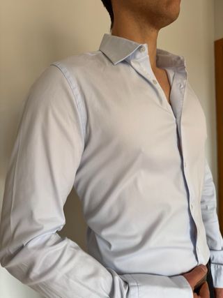 Pantalones grises camisa blanca y azul?