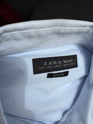 Pantalones grises camisa blanca y azul?