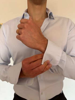 Pantalones grises camisa blanca y azul?