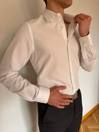 Pantalones grises camisa blanca y azul?