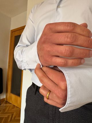 Pantalones grises camisa blanca y azul?