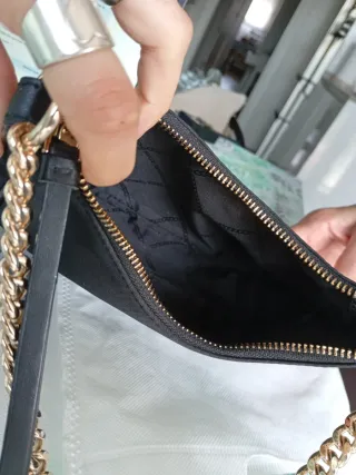 Bolso Michael Kors negro con cadena dorada