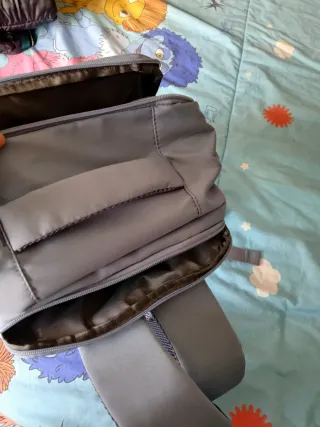 Mochila de viaje gris sin estrenar