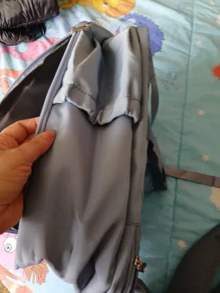 Mochila de viaje gris sin estrenar