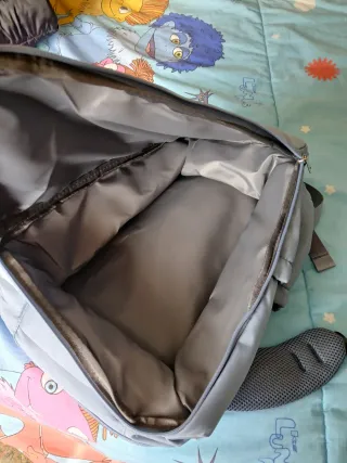Mochila de viaje gris sin estrenar