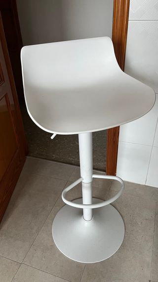 Taburete regulable blanco con respaldo