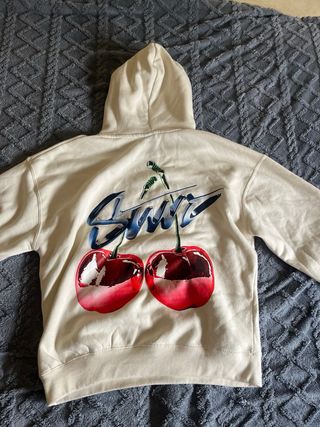 Sudadera Beige Pull&Bear con Estampado de Cerezas