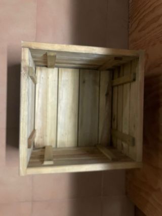 Jardinera de madera exterior barnizada