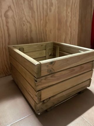 Jardinera de madera exterior barnizada