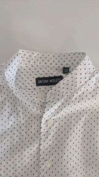 Camicia bianca bimbo con motivo blu e gilet blu