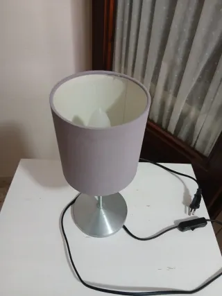 Mesita de noche blanca con cesta y lamparita gris