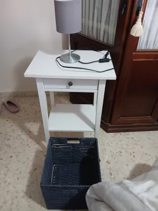 Mesita de noche blanca con cesta y lamparita gris