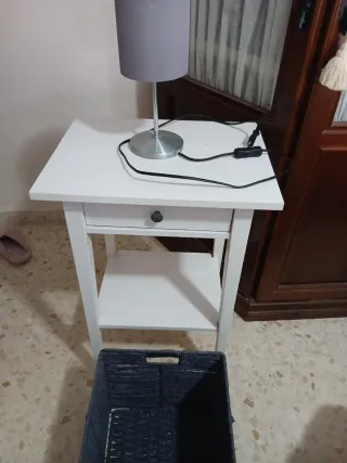 Mesita de noche blanca con cesta y lamparita gris