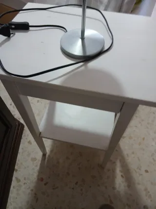 Mesita de noche blanca con cesta y lamparita gris