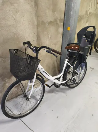 Bicicleta urbana blanca con silla para niño