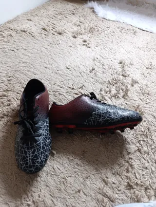 Zapatillas de fútbol negras y rojas