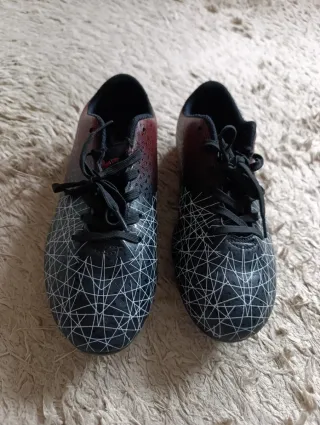 Zapatillas de fútbol negras y rojas