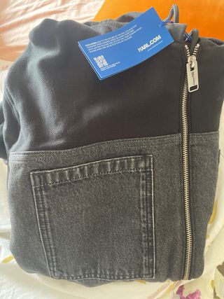 Sudadera vaquera con capucha negra y gris