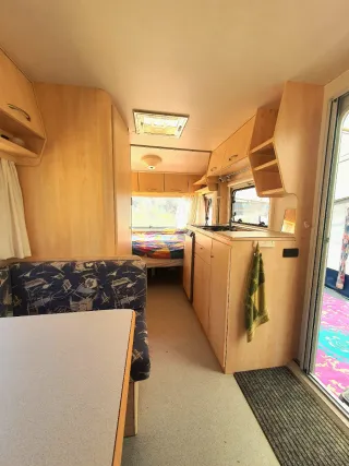 Caravana ligera 2001 con avance y toldo