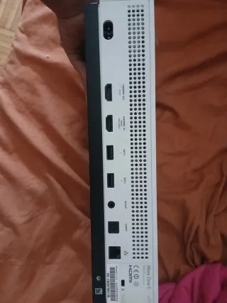 Consola Xbox con mando negro