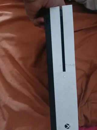 Consola Xbox con mando negro