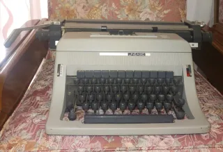 Máquina de escribir Olivetti Línea 90