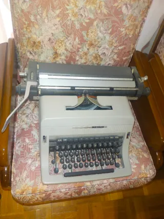 Máquina de escribir Olivetti Línea 90