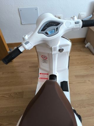 Moto eléctrica infantil tipo Vespa blanca.