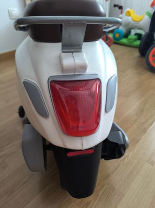 Moto eléctrica infantil tipo Vespa blanca.