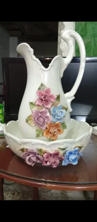 Jarrón de cerámica con flores