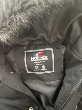 Chaqueta negra con capucha y pelo