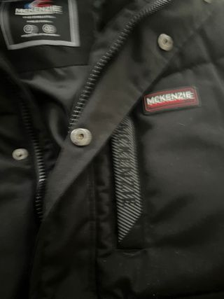 Chaqueta negra con capucha y pelo