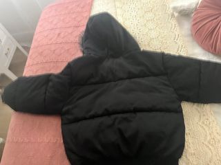 Chaqueta negra con capucha y pelo