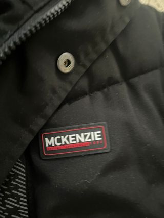 Chaqueta negra con capucha y pelo