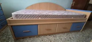 Cama individual de madera + colchón .