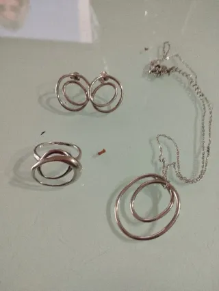 Conjunto de plata: anillo, pendientes y cadena