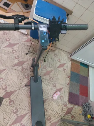 Patinete eléctrico gris