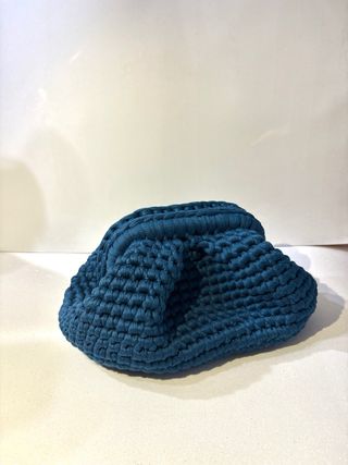 Pochette blu uncinetto