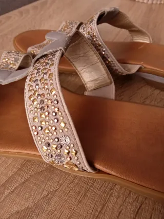 (38) Sandalias adornadas con pedrería de Rieker