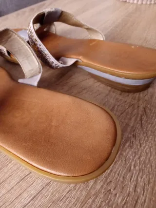 (38) Sandalias adornadas con pedrería de Rieker