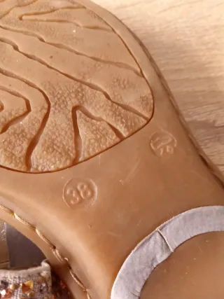 (38) Sandalias adornadas con pedrería de Rieker