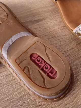 (38) Sandalias adornadas con pedrería de Rieker