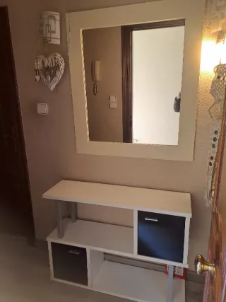 Mueble auxiliar blanco y negro en muy buen estado