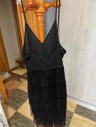 Vestido negro con flecos