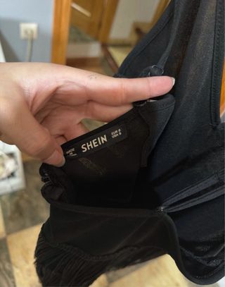 Vestido negro con flecos