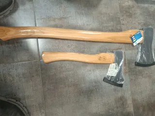 Dos hachas mango de nogal